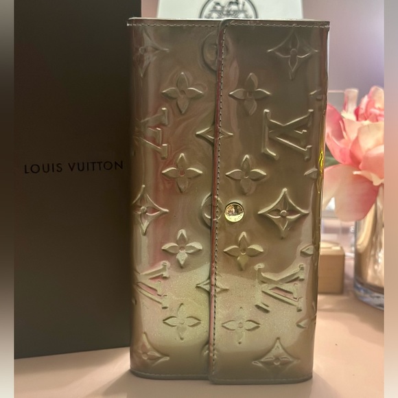 ❤️‍🔥Gorgeous Unique Louis Vuitton Gris Art DecoMonogram Vernis Sarah Wallet❤️‍ - Picture 11 of 13